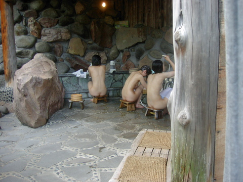 露天風呂女湯に潜入 - 複数のハダカ
