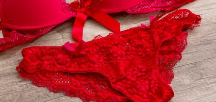 情熱の赤いヌード写真