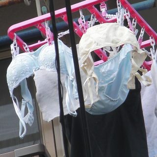 下着と女性のヌード