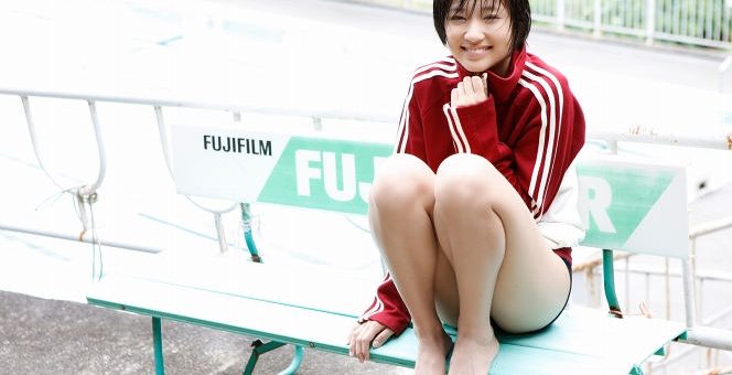 えんじ色とヌード えんじ色と女性のヌード