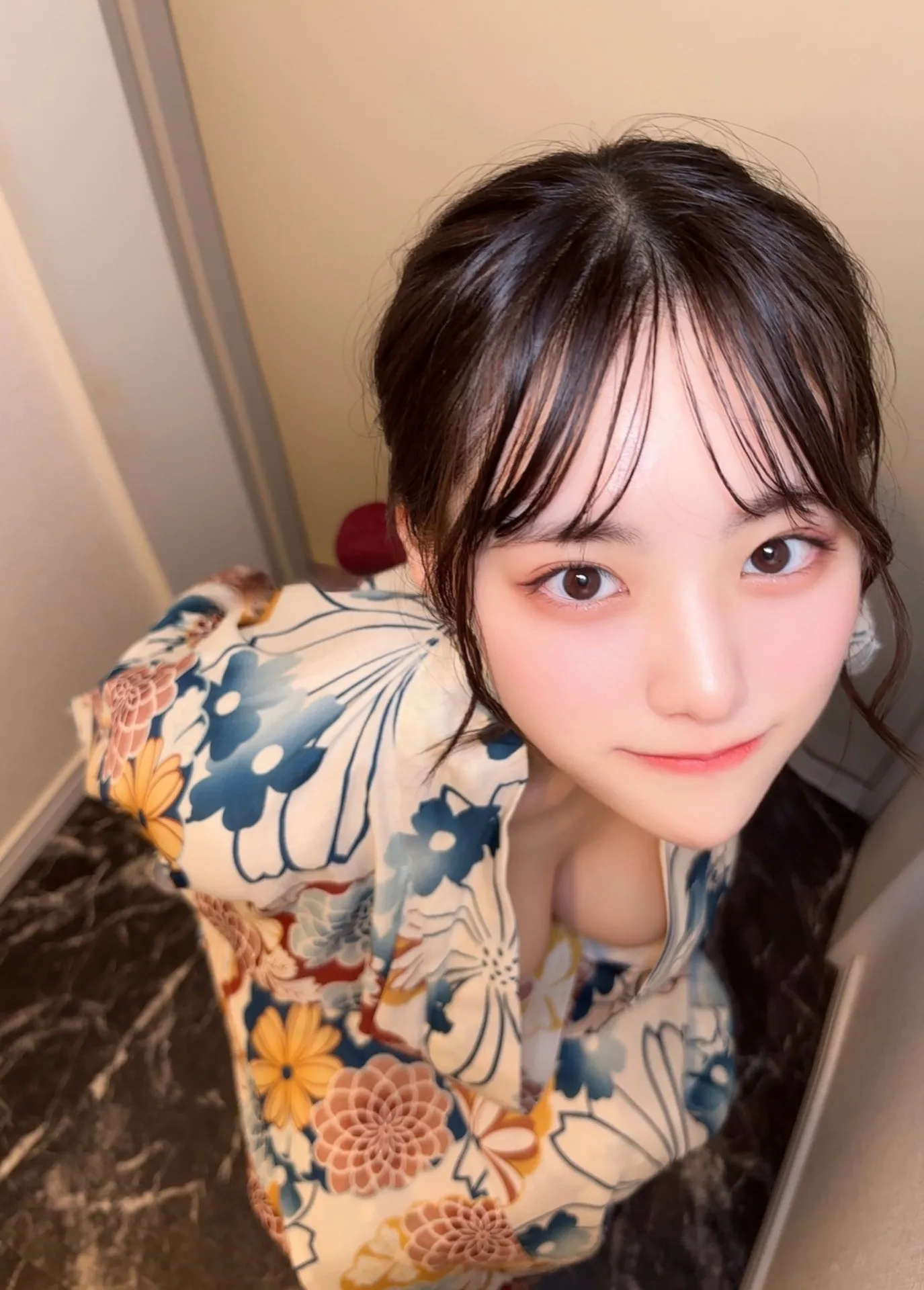 美女の前かがみの写真