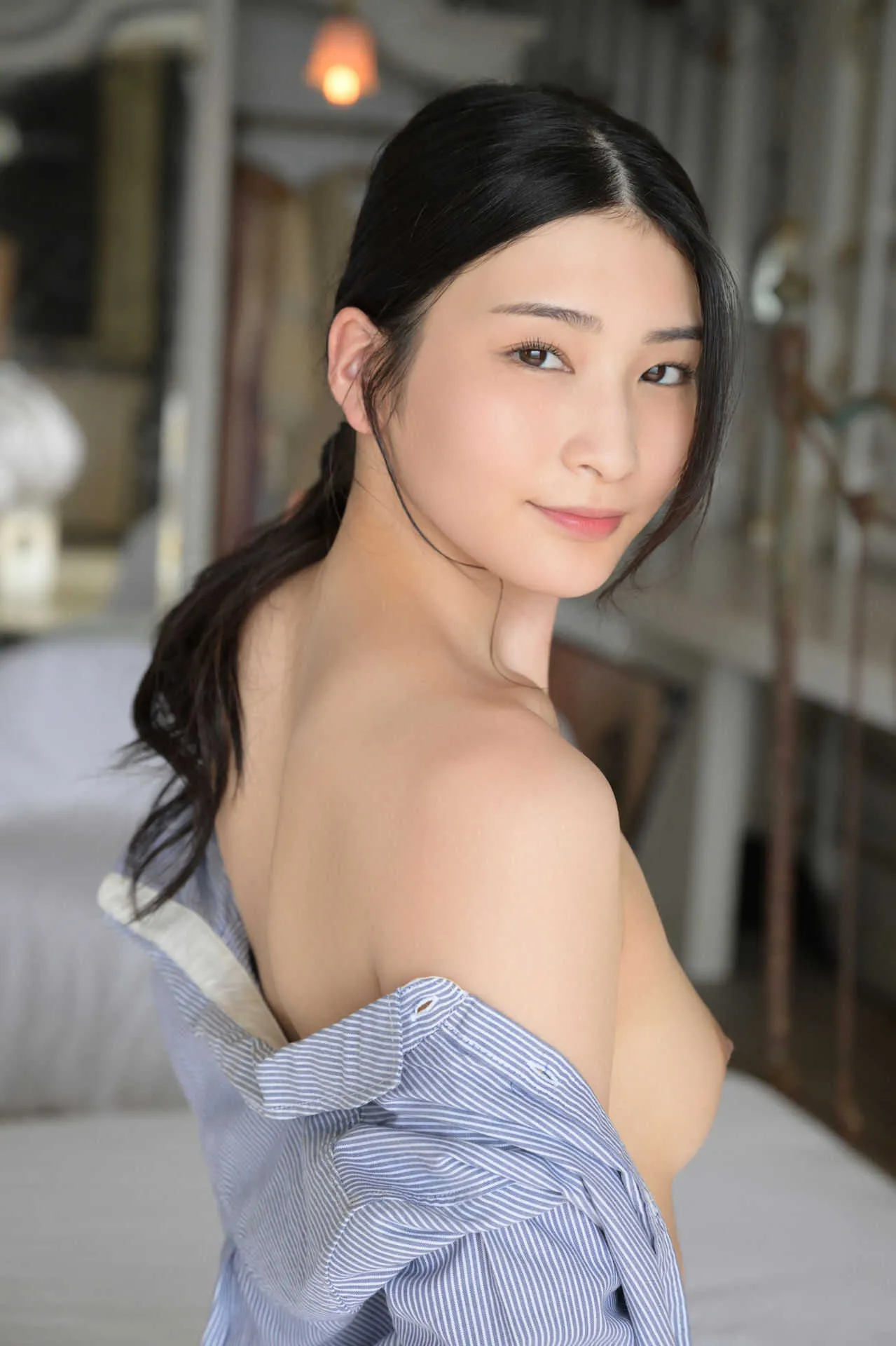 見返りオッパイ美人写真