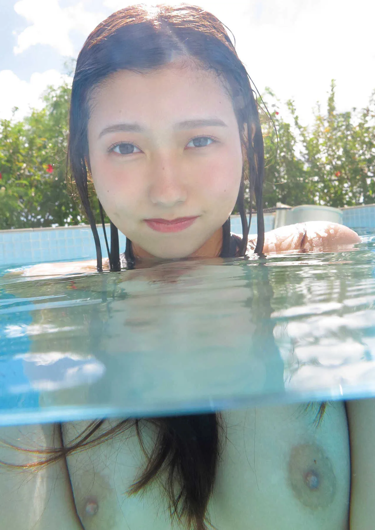 水中の屈曲美女おっぱい