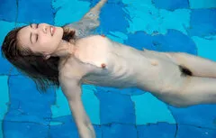ブルーのヌード写真
