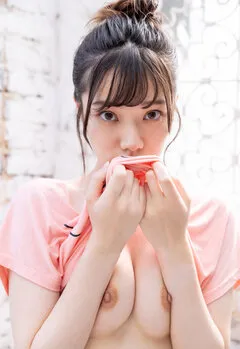 おっぱい写真はTシャツで