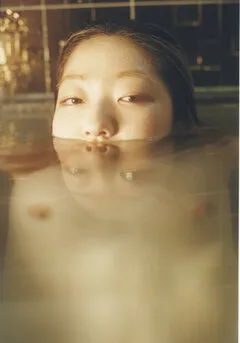 風呂ヌードであえての水の中