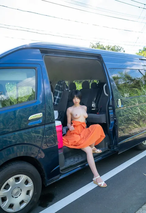 車内からおっぱい美女