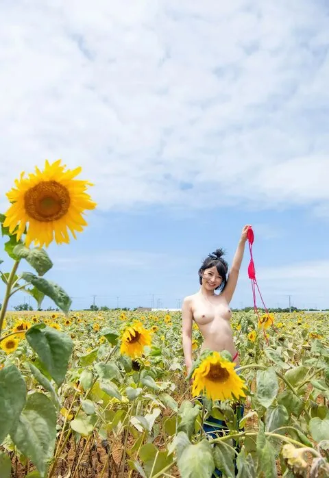 夏の屋外ヌード写真めいの中サムネ