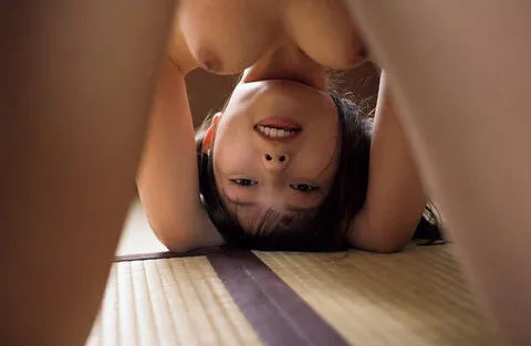 新たなヌードポーズ - ハダカ美女