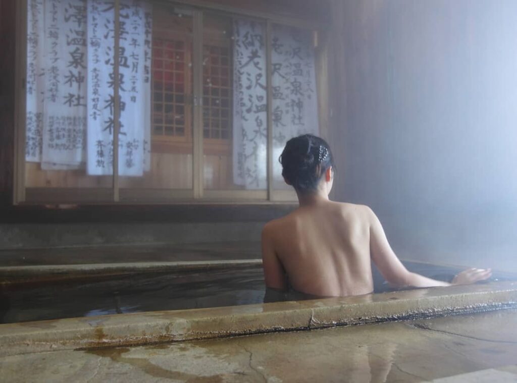 温泉神社の全裸美女
