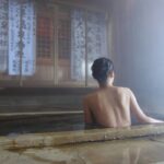 温泉神社の全裸美女
